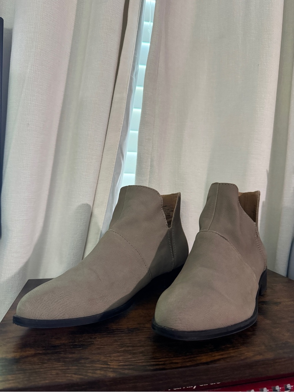 Lucky Brand Women's 8 Paramo Leather Taupe/Gray V-Cut Leather Suede Ankle Bootie